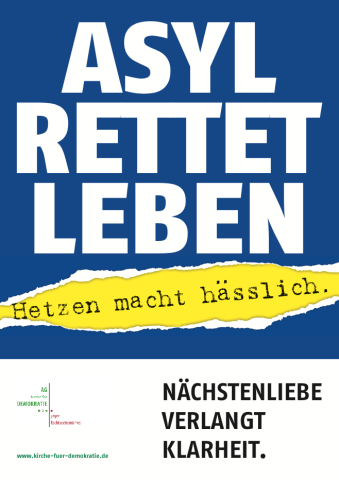 Plakatmotiv mit weißem Text auf blauem Grund „Asyl rettet Leben“, darunter „Hetzen macht hässlich.“